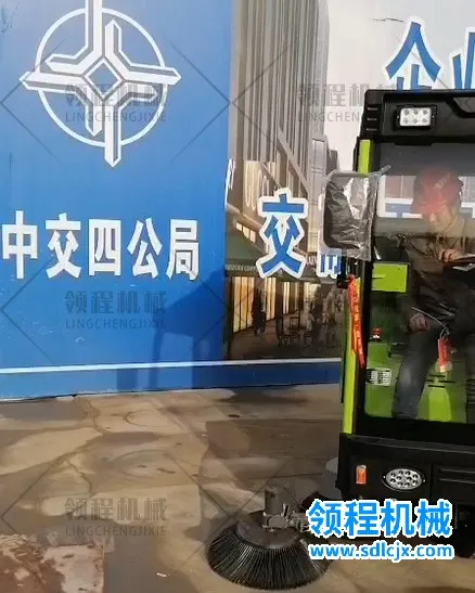 领程电动扫地车应用场景展示之工地图1.jpg