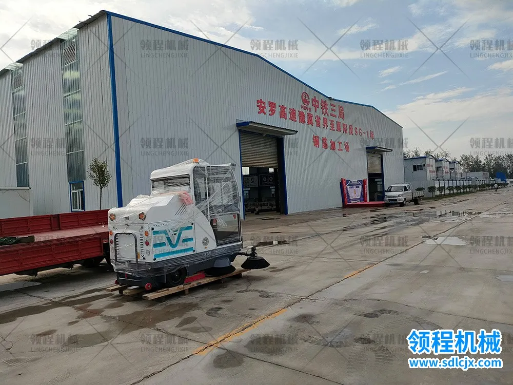 领程电动扫地车应用场景之中铁三局钢筋加工场图2.jpg